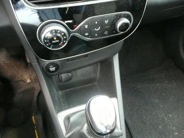 Renault CLIO TCe 90 5drs. Limited PARK ASSIST ACHTER/ PACK COMFORT/ PACK ELECTRIC/ LM VELGEN MET 4 SEIZOENSBANDEN/ PRIVACY GLAS ACHTER/ ETC.. ALTIJD DEALER ONDERHOUDEN! RIJKLAAR!