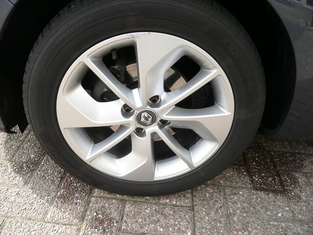 Renault CLIO TCe 90 5drs. Limited PARK ASSIST ACHTER/ PACK COMFORT/ PACK ELECTRIC/ LM VELGEN MET 4 SEIZOENSBANDEN/ PRIVACY GLAS ACHTER/ ETC.. ALTIJD DEALER ONDERHOUDEN! RIJKLAAR!