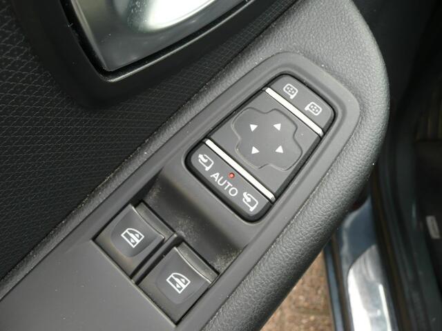 Renault CLIO TCe 90 5drs. Limited PARK ASSIST ACHTER/ PACK COMFORT/ PACK ELECTRIC/ LM VELGEN MET 4 SEIZOENSBANDEN/ PRIVACY GLAS ACHTER/ ETC.. ALTIJD DEALER ONDERHOUDEN! RIJKLAAR!