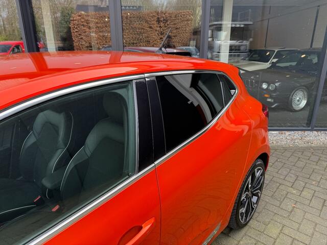 Renault CLIO 1.0 TCE Intens,LED,Leer/Alcantara,BOSE,Stoel/stuurverw,Camera,Lane Ass.,Carplay,Clima