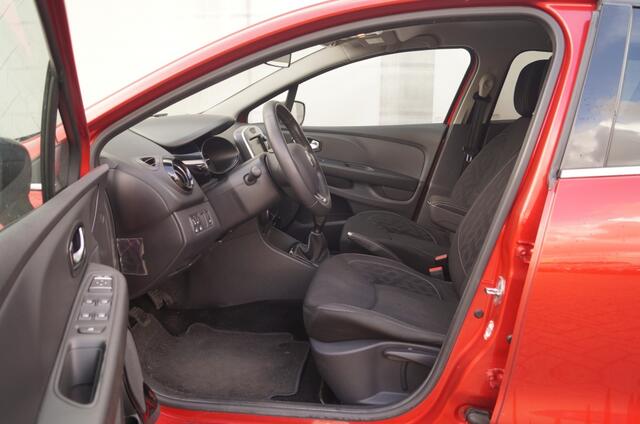 Renault CLIO Estate 0.9 TCe 90pk Limited -NAVI-AIRCO-PDC-TREKHAAK-LED-