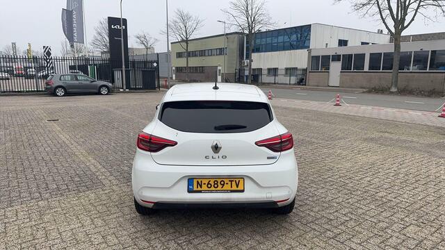 Renault CLIO 1.6 E-Tech Hybrid 140 Intens l CAMERA l PARKEERSENSOREN VOOR EN ACHTER | NAVIGATIE l BIJ ONS DEALER ONDERHOUDEN