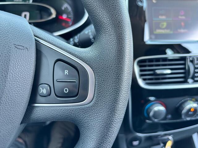 Renault CLIO TCe 90 Zen Navi Trekhaak All Season banden