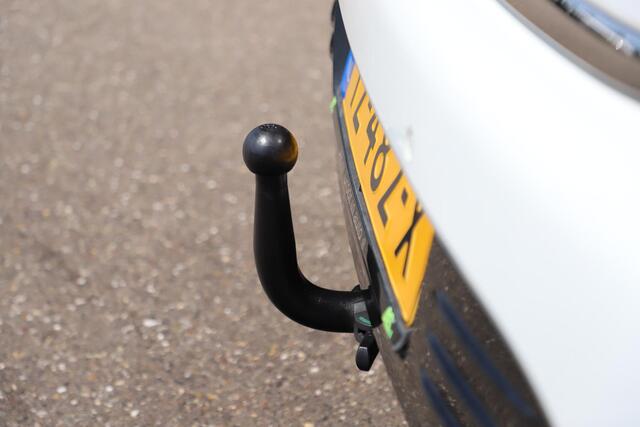 Renault CLIO 0.9 TCe Limited Trekhaak Navigatie Airco Cruise Control Bluetooth Donkere Ramen Parkeersensor