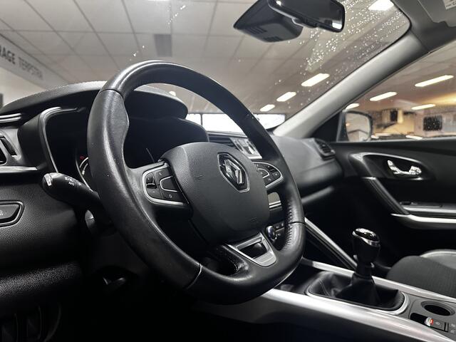 Renault KADJAR 1.2 TCe Intens/ DEALER ONDERHOUDEN!/ Trekhaak/ Camera/ Voorruitverw./ Panorama-Dak/ Keyless/ Half-Leder/ Lane-Assist./ Stoelverw./ PDC/ Extra getint Glas/ Apple + Android/ DAB+/ Bluetooth/ Multi. LEDER. Stuu