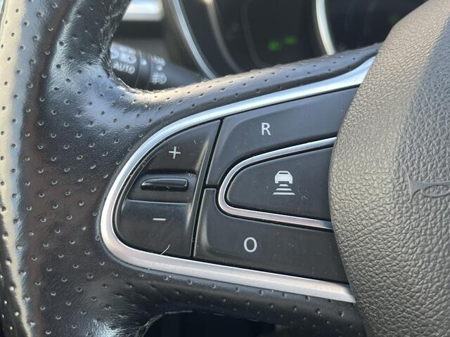 Renault KADJAR 1.3 TCe 140 Black Edition / Trekhaak(1.500KG) / Navigatie / Cruise Control adaptief / Achteruitrijcamera / Airco / Elektrische Bestuurdersstoel / Dodehoekdetectie / Stoelverwarming / Alcantara Bekleding / Parkeersensoren / Bluetooth /