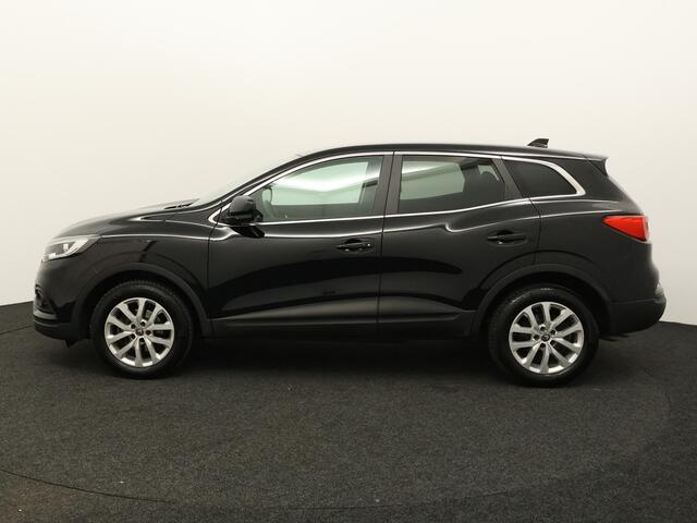 Renault KADJAR 1.3 TCe Zen Apple Carplay/Android Auto, Cruise control, Dab, Parkeersensor voor/achter, Keyless entry, Spraakbediening Een ruime en comfortabele SUV met een luxe uitstraling. Dankzij het royale interieur en de fijne zit biedt de Kadjar veel comfort voor zowel korte als lange ritten. De 1.3 TCe-motor zorgt voo