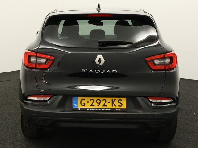 Renault KADJAR 1.3 TCe Zen Apple Carplay/Android Auto, Cruise control, Dab, Parkeersensor voor/achter, Keyless entry, Spraakbediening Een ruime en comfortabele SUV met een luxe uitstraling. Dankzij het royale interieur en de fijne zit biedt de Kadjar veel comfort voor zowel korte als lange ritten. De 1.3 TCe-motor zorgt voo