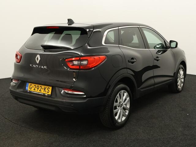 Renault KADJAR 1.3 TCe Zen Apple Carplay/Android Auto, Cruise control, Dab, Parkeersensor voor/achter, Keyless entry, Spraakbediening Een ruime en comfortabele SUV met een luxe uitstraling. Dankzij het royale interieur en de fijne zit biedt de Kadjar veel comfort voor zowel korte als lange ritten. De 1.3 TCe-motor zorgt voo