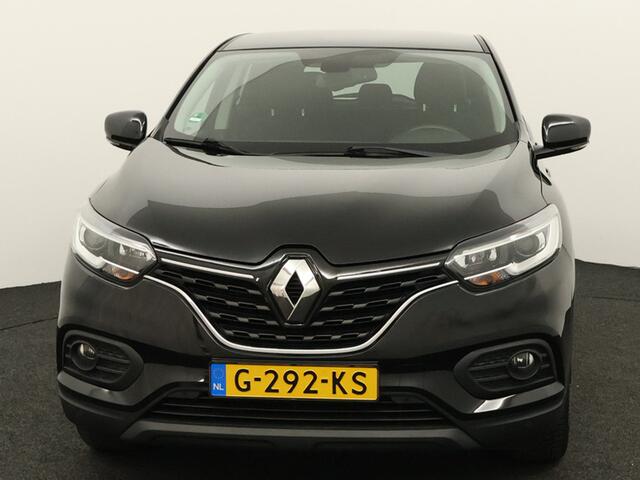 Renault KADJAR 1.3 TCe Zen Apple Carplay/Android Auto, Cruise control, Dab, Parkeersensor voor/achter, Keyless entry, Spraakbediening Een ruime en comfortabele SUV met een luxe uitstraling. Dankzij het royale interieur en de fijne zit biedt de Kadjar veel comfort voor zowel korte als lange ritten. De 1.3 TCe-motor zorgt voo