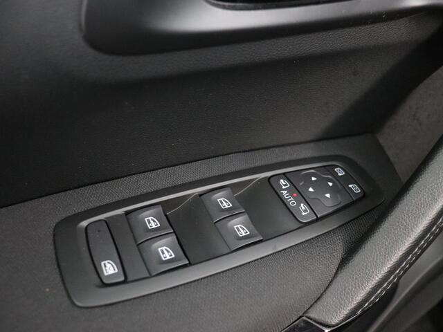 Renault KADJAR 1.3 TCe Zen Apple Carplay/Android Auto, Cruise control, Dab, Parkeersensor voor/achter, Keyless entry, Spraakbediening Een ruime en comfortabele SUV met een luxe uitstraling. Dankzij het royale interieur en de fijne zit biedt de Kadjar veel comfort voor zowel korte als lange ritten. De 1.3 TCe-motor zorgt voo