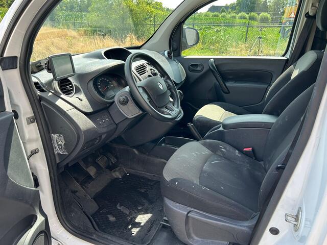 Renault KANGOO 1.5dCi 90PK Euro 6 Maxi Airco Trekhaak Cruise Control Pdc Bleutooth Imperiaal Navi Energy Comfort Schuifdeur Betonplex vloer Lat om Lat betimmering Achterdeuren met ramen Euro 6 Beschadigingen rondom en gebruikerssporen interieur.