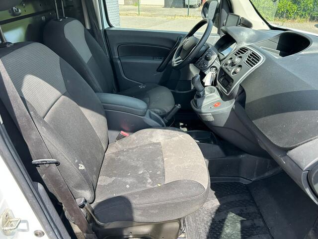 Renault KANGOO 1.5dCi 90PK Euro 6 Maxi Airco Trekhaak Cruise Control Pdc Bleutooth Imperiaal Navi Energy Comfort Schuifdeur Betonplex vloer Lat om Lat betimmering Achterdeuren met ramen Euro 6 Beschadigingen rondom en gebruikerssporen interieur.