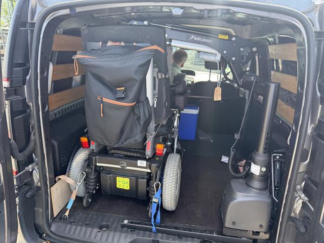 Renault KANGOO Rolstoelauto / Scootmobielauto 1.5 dCi 90 Energy Formula Edition (Zeer nette Kangoo Automaat met volautomatische kofferbaklift!