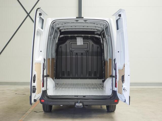 Renault MASTER T33 2.3 dCi 135 L2H2 Airco Cruise control Parkeersensoren Navigatie Trekhaak