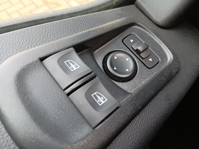 Renault MASTER T35 2.3 dCi 135 L2H2 Work Edition EURO 6 / Navigatie / Trekhaak / Parkeersensoren + Camera / Sidebars / Lat-om-lat / Laadvloer