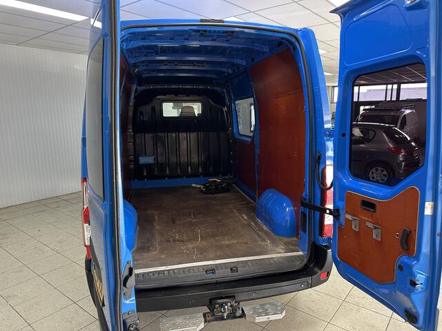 Renault MASTER T35 2.3 dCi L2H3 Energy/ Zij-Schuifdeur rechts/ Side-Bars/ Trekhaak/ 3-Zitplaatsen voor/ Navi/ Airco/ Cruise/ Elek. pakket/ Bluetooth/ Armsteun/ Multi. Stuur/ Mistl./ PDC.