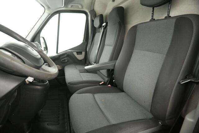 Renault MASTER T35 2.3 dCi L2H2 146PK Airco 2xSchuifdeur Cruise Camera PDC 3 Persoons Elektrpakket Trekhaak