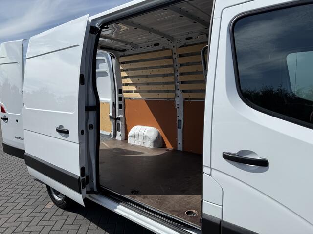 Renault MASTER T35 2.3 dCi 135 PK / L2H2 / 1e EIG. / TREKHAAK / AIRCO / 3-ZITS / NAVI / LED / NETTE BUS