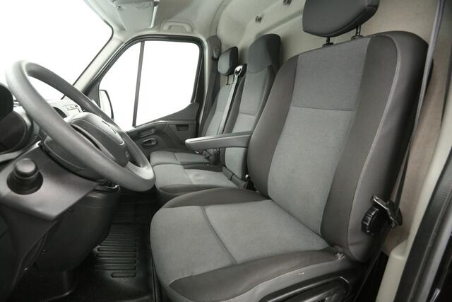Renault MASTER T35 2.3 dCi L2H2 Airco Camera Cruise Navigatie Trekhaak PDC 3 Persoons Elektrpakket