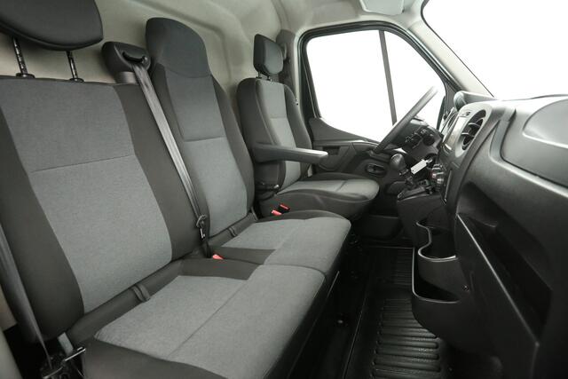 Renault MASTER T35 2.3 dCi L2H2 Airco Camera Cruise Navigatie Trekhaak PDC 3 Persoons Elektrpakket