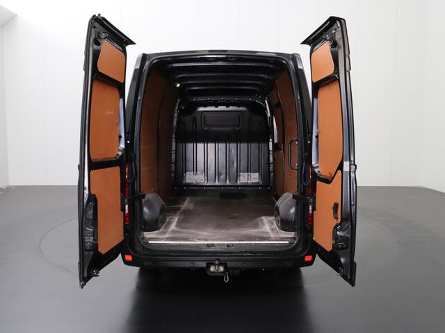 Renault MASTER 2.3DCi 150PK Automaat L2H2 Black Edition | Airco | Camera | Trekhaak | 3-Persoons | Betimmering