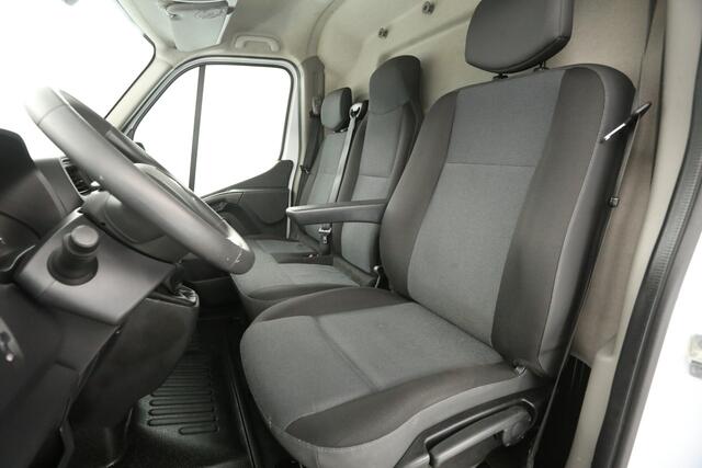 Renault MASTER T33 2.3 dCi L2H2 150PK Camera Cruise Carplay LED Airco Navigatie Trekhaak 3 Persoons PDC