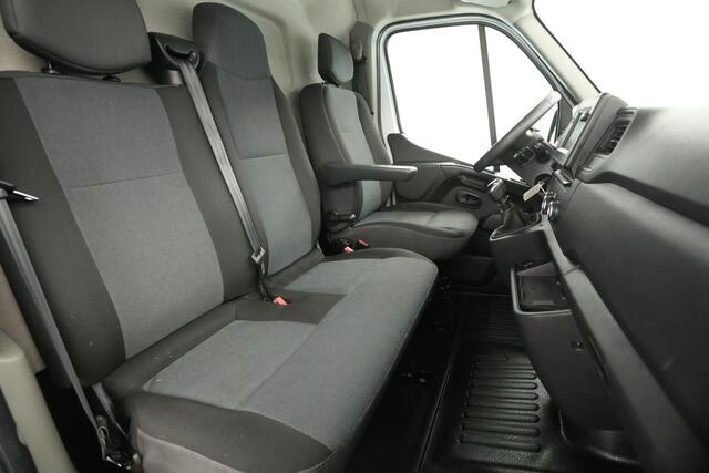 Renault MASTER T33 2.3 dCi L2H2 150PK Camera Cruise Carplay LED Airco Navigatie Trekhaak 3 Persoons PDC
