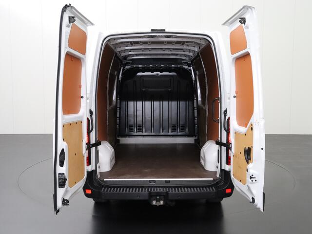 Renault MASTER 2.3DCi 135PK L2H2 Work Edition | 2xSchuifdeur | Navigatie | Camera | 3-Persoons | Betimmering | Trekhaak