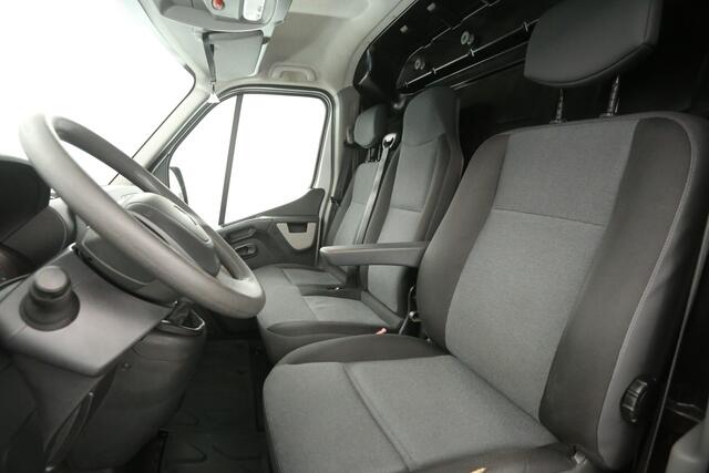 Renault MASTER T35 2.3 dCi L3H2 146PK Airco Cruise Navigatie PDC 3 Persoons Imperiaal Trekhaak