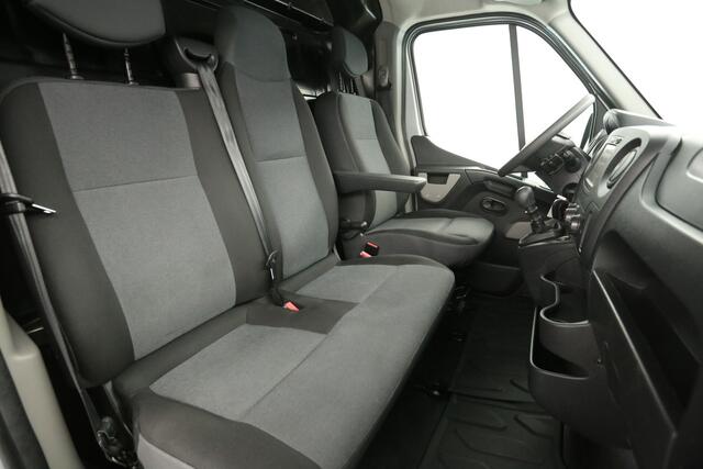 Renault MASTER T35 2.3 dCi L3H2 146PK Airco Cruise Navigatie PDC 3 Persoons Imperiaal Trekhaak