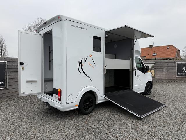 Renault MASTER HORSETRUCK ROELOFSEN 3XL | 2024 | HENGST | 56.000KM | 3-SEAT | LEER | CAMERA | BELGISCH KENTEKEN