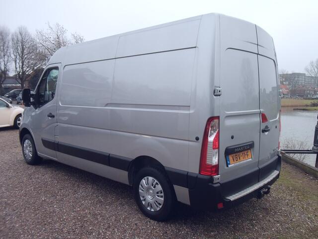 Renault MASTER T35 2.3 dCi L2H2 - Airco - Navigatie - 6 Bak - 3 Zits