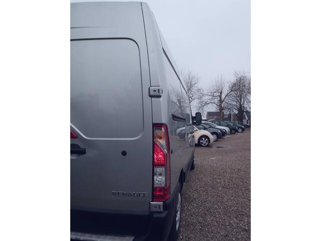 Renault MASTER T35 2.3 dCi L2H2 - Airco - Navigatie - 6 Bak - 3 Zits