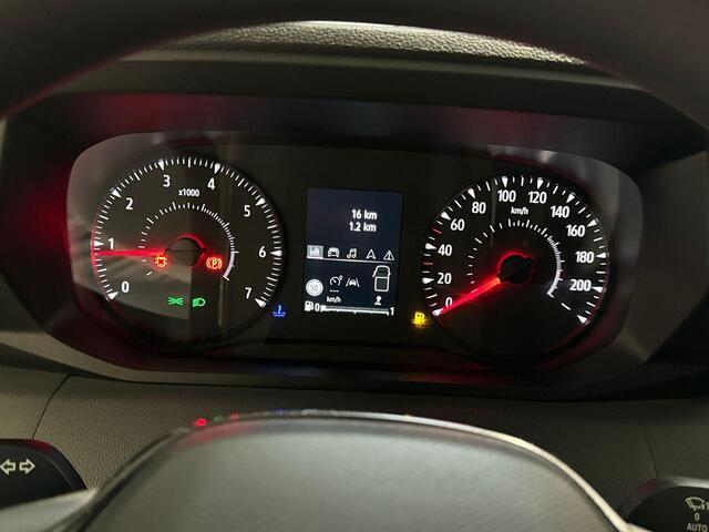 Renault MASTER T35 2.0 dCi 130pk L2H2 Advance | Nieuw | BPM-vrij | Rijklaarprijs | Dubbele schuifdeur | navigatie | vierseizoenbanden met spatschermen | trekhaak |,houtenvloer en kunststof wandbekleding | achteruitrijcamera | rear step | geintegreerde opstap in de achte