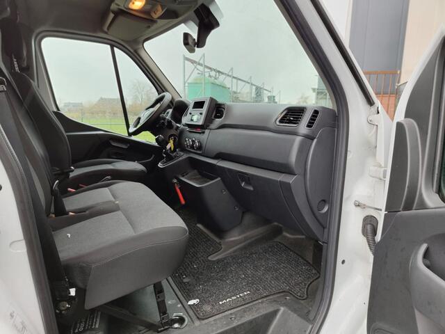 Renault MASTER T35 2.3DCi 150PK L3H2 3-Persoons Euro 6 Camera Airco Cruise Control Dodehoek Assist Pdc Bluetooth Energy Comfort Schuifdeur Achterdeuren Lat om Lat Betimmering 1e Eigenaar Origineel Nederlandse Auto