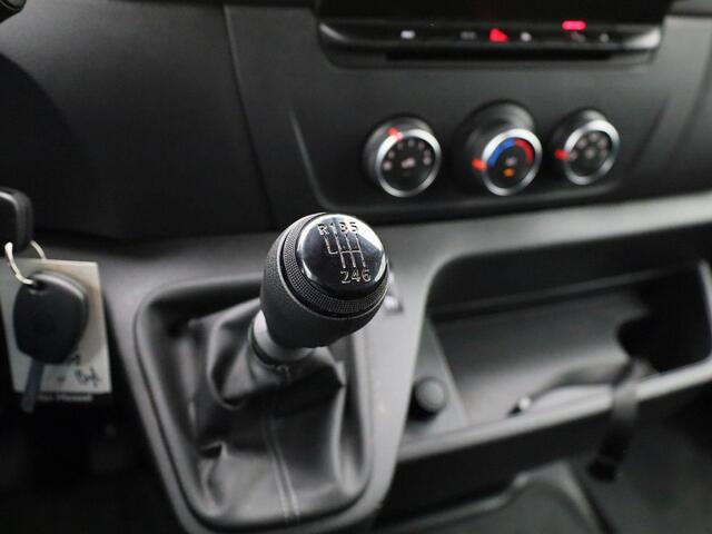 Renault MASTER T35 2.3 dCi 135Pk L3H2 Comfort | Navigatie | Airco | Betimmering | Parkeersensoren Achter | Achteruitrijcamera | Cruise Control & Snelheidsbegrenzer | Lederen Bekleding | DAB Radio |