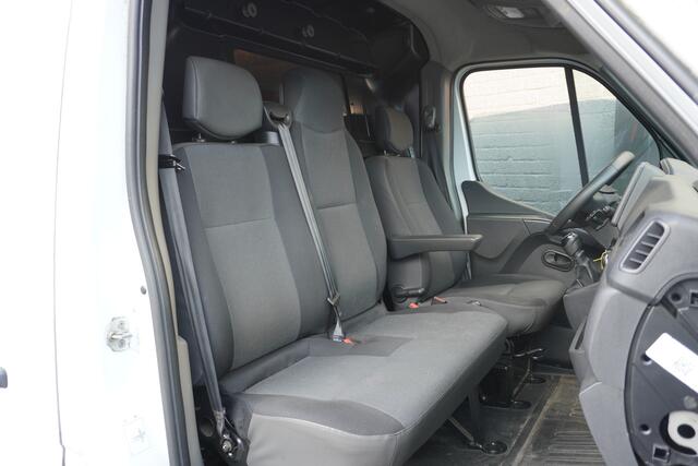 Renault MASTER 2.3 dCi 150PK L2H2 - EURO 6 - Airco - Trekhaak - ¤14.900,- Excl.