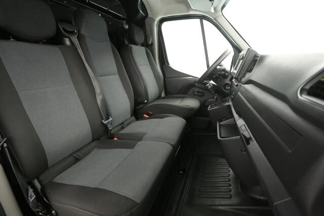 Renault MASTER T33 2.3 dCi L2H2 | Airco | Cruise | Camera | 3 Zits | Navi | Parkeersens.