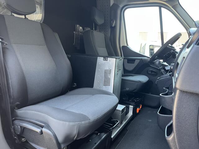 Renault MASTER T35 2.3 dCi L2H2 Airco Cruise controle Kastinrichting Trekhaak 2500kg Trekgewicht Imperiaal Schuifdeur Zijruit rechts Euro 6 Bpm vrij !!1e eigenaar Dealer onderhouden Ook ideaal voor ombouw naar camper