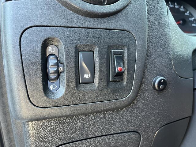 Renault MASTER T35 2.3 dCi L2H2 Airco Cruise controle Kastinrichting Trekhaak 2500kg Trekgewicht Imperiaal Schuifdeur Zijruit rechts Euro 6 Bpm vrij !!1e eigenaar Dealer onderhouden Ook ideaal voor ombouw naar camper