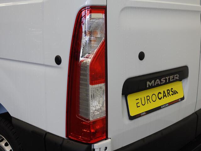Renault MASTER T33 2.3 dCi 135PK L2H2 Airco Cruise control Parkeersensoren Navigatie Trekhaak