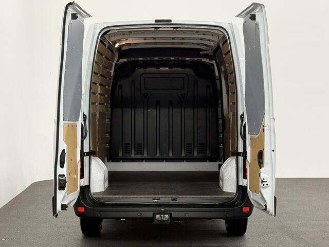 Renault MASTER T33 2.3 dCi 135 L2H2 Airco Cruise control Parkeersensoren Navigatie Trekhaak