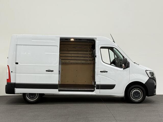 Renault MASTER T33 2.3 dCi 135 L2H2 Airco Cruise control Parkeersensoren Navigatie Trekhaak