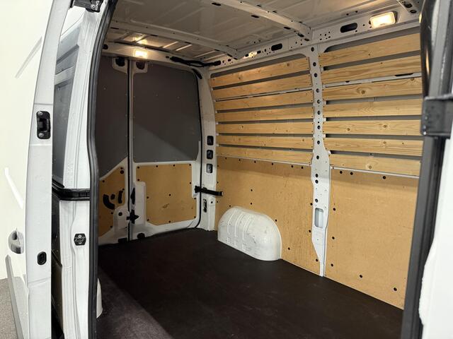 Renault MASTER T33 2.3 dCi 135 L2H2 Airco Cruise control Parkeersensoren Navigatie Trekhaak