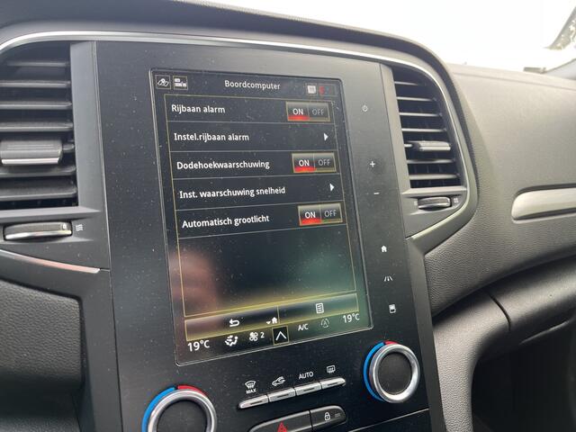 Renault MEGANE Estate 1.5 Blue dCi Bose / Automaat / Trekhaak / Camera / Apple Carplay - Android Auto / Keyless / 17'' LMV /