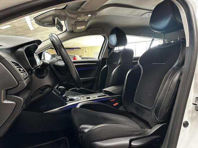 Renault MEGANE Estate 1.2 TCe Limited/ AUTOMAAAT/ Half-Leder-Alcantara/ LED Koplampen/ Lane-Assist./ Keyless/ Stoelverw./ Sfeerverl./ 16'' LMV/ DAB+/ Navi/ Clima/ Cruise/ Bluetooth/ Multi. LEDER. Stuur/ Mistl./ PDC/ Chroom/ Dakrai