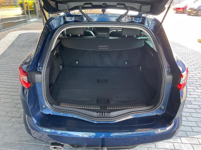 Renault MEGANE Estate 1.2 TCe Bose AUTOMAAT / AIRCONDITIONING / GLAZEN SCHUIF KANTELDAK / TREKHAAK / ELEKTRISCHE RAMEN / CRUISE CONTROL / PARKEERHULP / NAVIGATIE / AUTOMATISCHE HANDREM / SPORTSTOELEN / PARKEERSENSOREN VOOR EN ACHTER