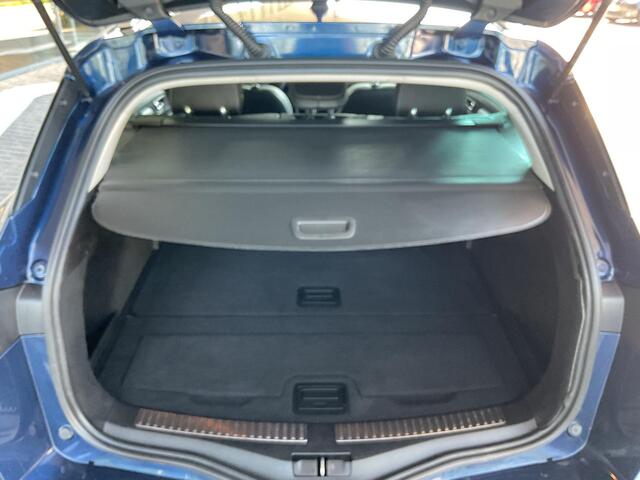 Renault MEGANE Estate 1.2 TCe Bose AUTOMAAT / AIRCONDITIONING / GLAZEN SCHUIF KANTELDAK / TREKHAAK / ELEKTRISCHE RAMEN / CRUISE CONTROL / PARKEERHULP / NAVIGATIE / AUTOMATISCHE HANDREM / SPORTSTOELEN / PARKEERSENSOREN VOOR EN ACHTER