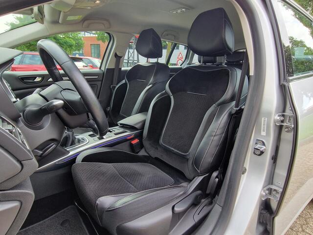 Renault MEGANE Estate TCe 130 Intens / Dealer Onderhouden / Cruise Control / Airco / Parkeersensoren Voor en Achter / Navigatie /